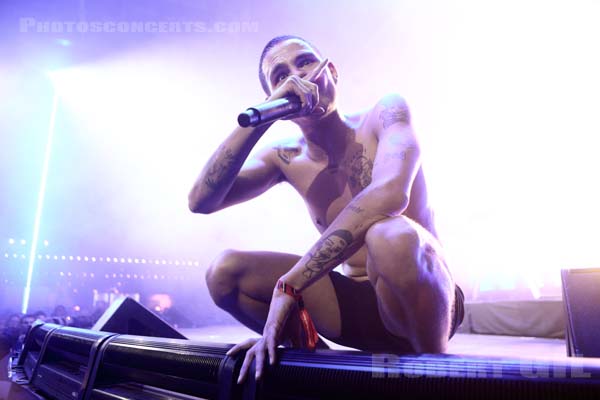 SLOWTHAI - 2019-10-31 - PARIS - Grande Halle de La Villette - Nef - 